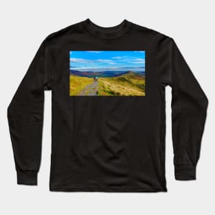 Hikers on the Great ridge, Mam Tor, Derbyshire, UK Long Sleeve T-Shirt